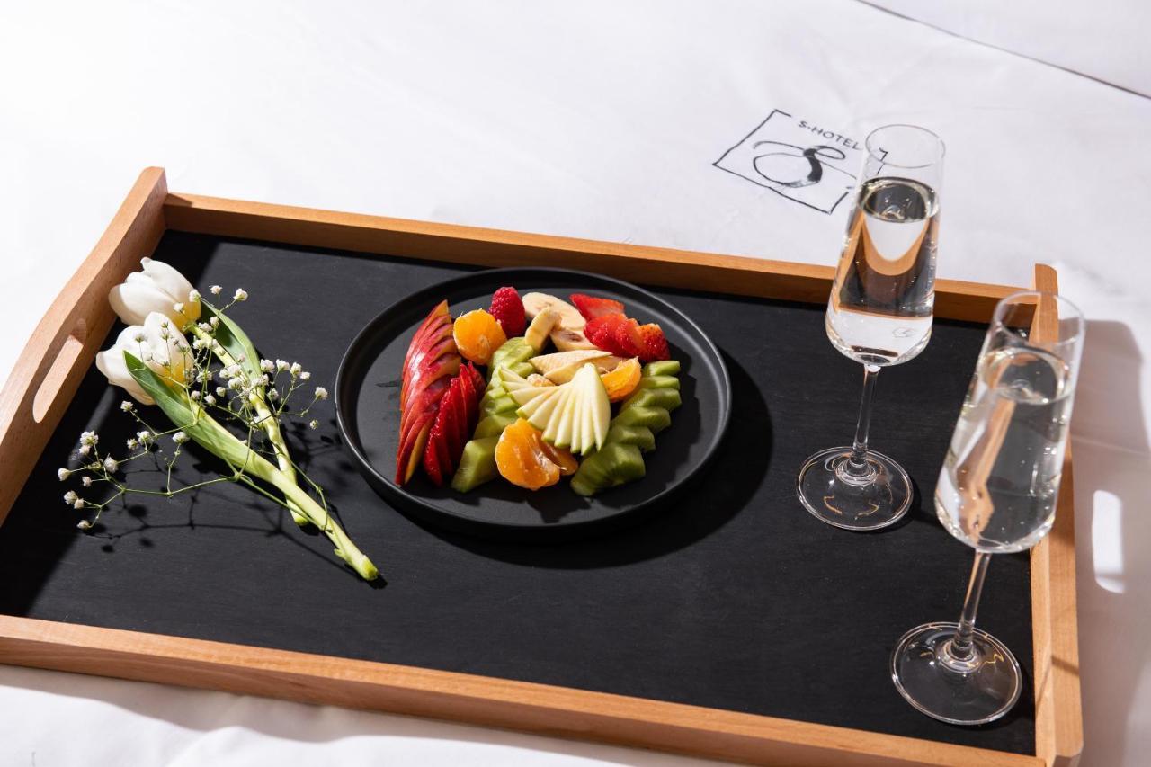 S Hotel Boutique Thessaloníki Eksteriør bilde Room service tray