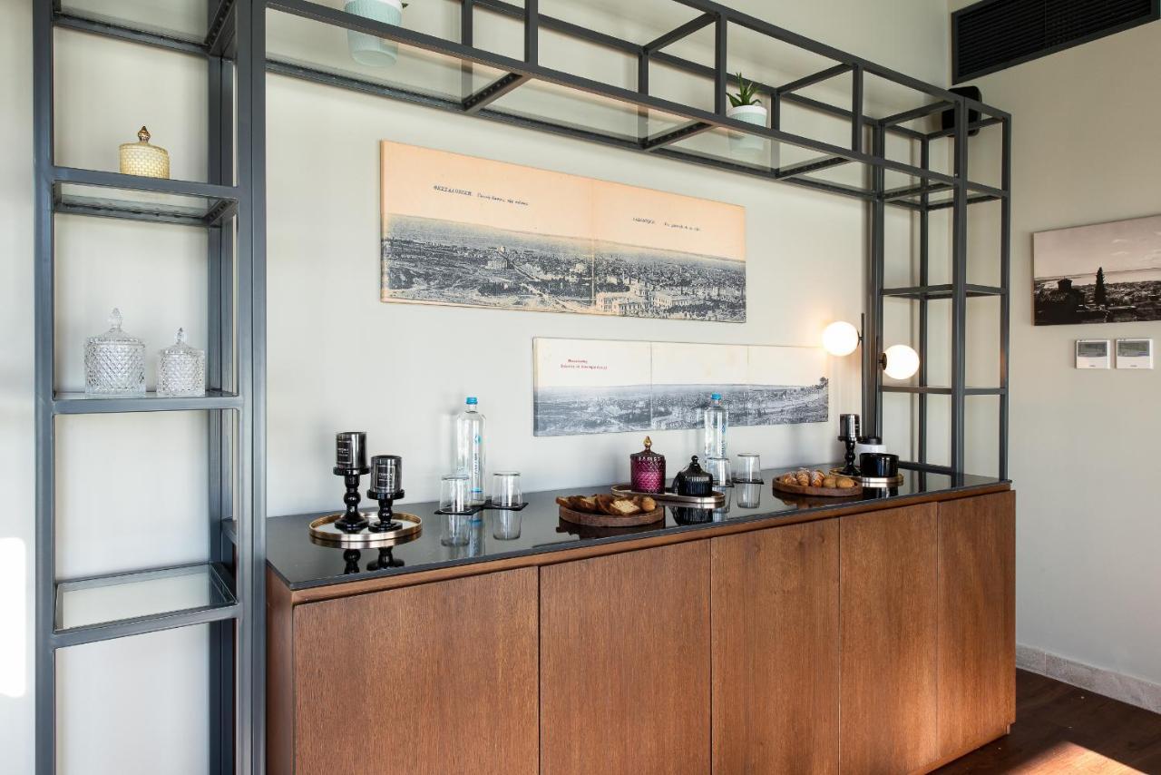 S Hotel Boutique Thessaloníki Eksteriør bilde A wet bar in a home